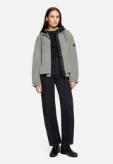 Sommerjacke mit Kapuze / Modellfoto Vorderseite (Outfit)