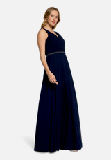 Abendkleid mit Plissee / Modellfoto Vorderseite (Outfit)