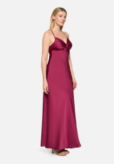 Abendkleid schmal geschnitten / Modellfoto Vorderseite (Outfit)