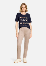T-Shirt  mit Print "Hugs and Kisses"  / Modellfoto Vorderseite (Outfit)