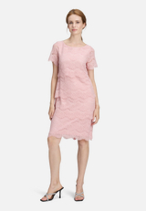 Spitzenkleid kurzarm / Modellfoto Vorderseite (Outfit)