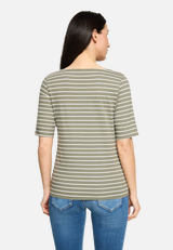 Ringelshirt mit U-Boot-Ausschnitt / Modellfoto Rückseite