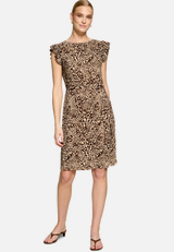 Minikleid mit Leoprint / Modellfoto Vorderseite (Outfit)