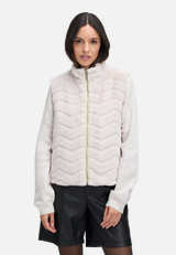 Fake Fur-Weste mit hohem Kragen / Modellfoto Vorderseite