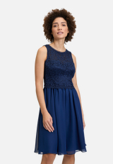 Abendkleid mit Spitze / Modellfoto Vorderseite