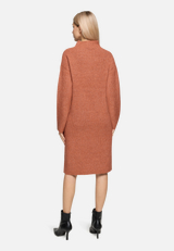 Strickkleid mit Stehkragen / Modellfoto Rückseite