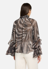 Chiffonbluse mit Volant / Modellfoto Rückseite
