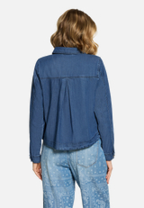 Jeansjacke mit aufgesetzten Taschen / Modellfoto Rückseite