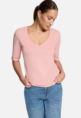 Basic-T-Shirt mit V-Ausschnitt / Modellfoto Vorderseite