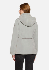 Sommerjacke mit abnehmbarer Kapuze / Modellfoto Rückseite