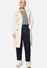 Trenchcoat  mit Gürtel / Modellfoto Vorderseite (Outfit)