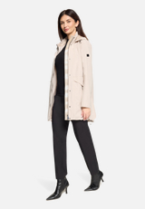 Outdoorjacke mit abnehmbarer Kapuze / Modellfoto Vorderseite (Outfit)