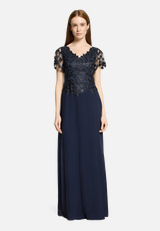 Abendkleid mit Stickerei / Modellfoto Vorderseite