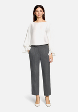 Casual-Hose mit Bügelfalte / Modellfoto Vorderseite (Outfit)