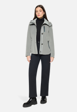 Sommerjacke mit abnehmbarer Kapuze / Modellfoto Vorderseite (Outfit)