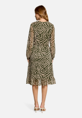Chiffonkleid mit Muster / Modellfoto Rückseite