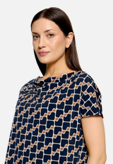 Printshirt mit Wasserfallausschnitt  / Detailbild