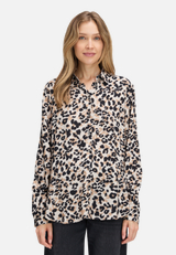 Hemdbluse mit Print / Modellfoto Vorderseite