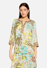 Schlupfbluse mit Blumenprint / Modellfoto Vorderseite
