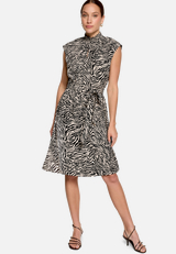 Midikleid  mit Zebraprint  / Modellfoto Vorderseite