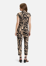 Jumpsuit mit Eingrifftaschen / Modellfoto Rückseite