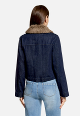 Jeansjacke mit Kunstfellkragen / Modellfoto Rückseite