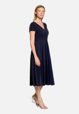 Cocktailkleid im Glitzer-Look / Modellfoto Vorderseite (Outfit)