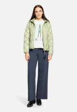 Steppjacke mit Eingrifftaschen / Modellfoto Vorderseite (Outfit)