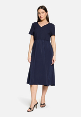 Midikleid mit Eingrifftaschen / Modellfoto Vorderseite