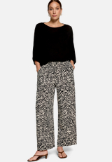 Schlupfhose mit weitem Bein / Modellfoto Vorderseite (Outfit)
