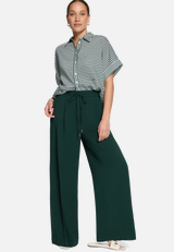 Stoffhose mit Bindegürtel 30 Inch / Modellfoto Vorderseite (Outfit)
