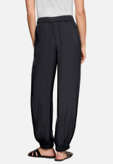 Schlupfhose  mit Gummizug  / Modellfoto Rückseite