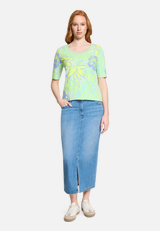 Basic Shirt mit Blumenprint / Modellfoto Vorderseite (Outfit)