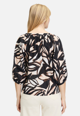 Schlupfbluse mit Print / Modellfoto Rückseite