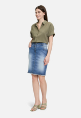 Schlupfbluse mit Kragen / Modellfoto Vorderseite (Outfit)