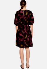 Minikleid mit Blumen / Modellfoto Rückseite