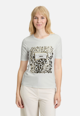 Basic Shirt mit Aufdruck / Modellfoto Vorderseite