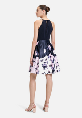 Cocktailkleid mit Blumenprint / Modellfoto Rückseite