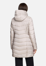 Outdoorjacke mit Kapuze / Modellfoto Rückseite
