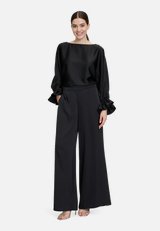 Satin-Bluse mit Fledermausärmeln / Modellfoto Vorderseite (Outfit)