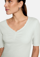 T-Shirt mit gerafftem Ausschnitt / Detailbild