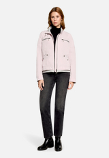 Sommerjacke mit Stehkragen / Modellfoto Vorderseite (Outfit)