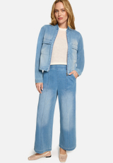 Jeansjacke mit Reißverschluss / Modellfoto Vorderseite (Outfit)