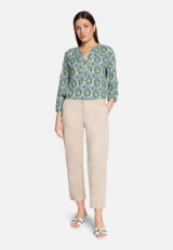 Casual-Bluse mit Muster / Modellfoto Vorderseite (Outfit)