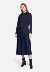 Casual-Kleid mit Kapuze / Modellfoto Vorderseite