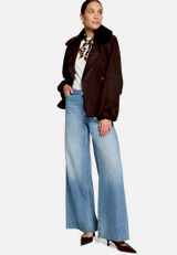 Velourslederjacke mit Kunstfellkragen  / Modellfoto Vorderseite (Outfit)