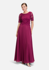 Abendkleid mit Spitze / Modellfoto Vorderseite