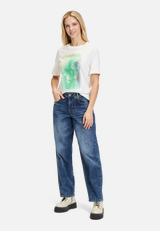 Printshirt mit Rundhalsausschnitt / Modellfoto Vorderseite (Outfit)