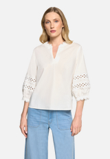 Casual-Bluse mit Spitzeneinsatz / Modellfoto Vorderseite