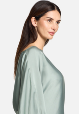 Satin-Bluse mit U-Boot-Ausschnitt / Detailbild